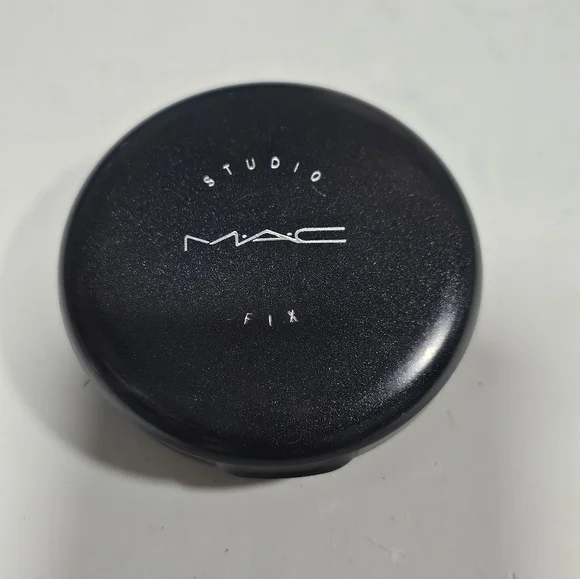 MAC Studio Fix Compact - Picture 1 of 3